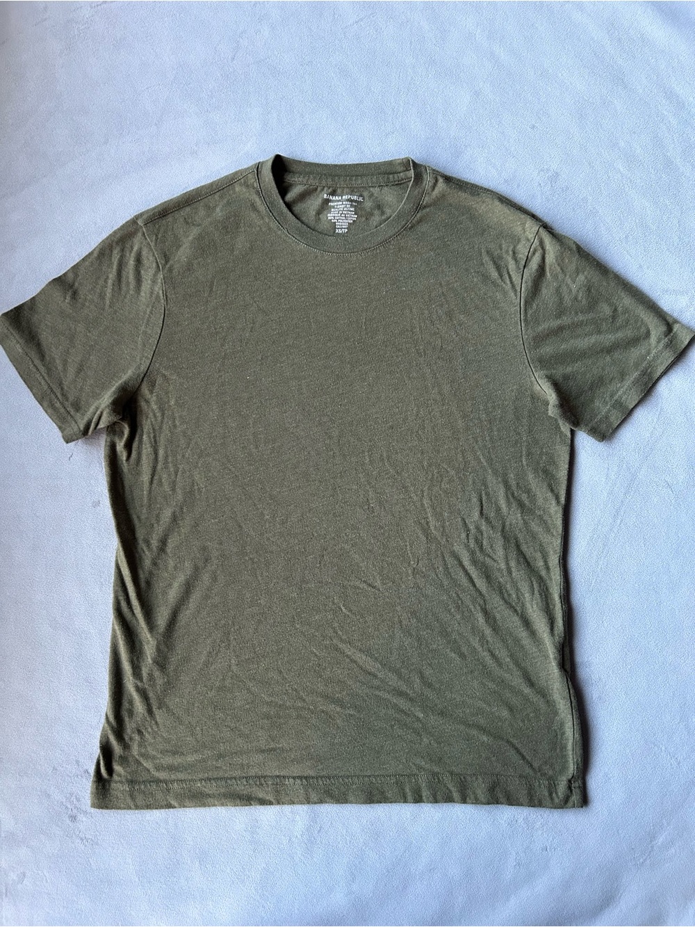 Banana Republic ~ Premium Wash Tee ~ Olive Green ~ Men’s Size XS